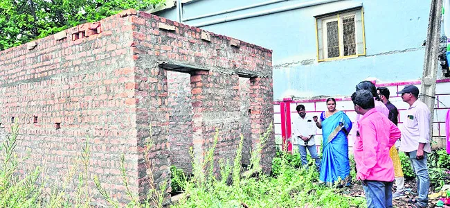 ‘శానిటరీ కాంప్లెక్స్’ పూర్తి చేయాలి