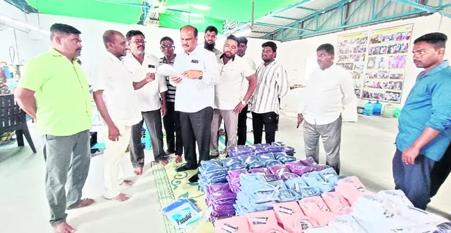 ఆదర్శం.. అమరచింత నేతన్నలు 