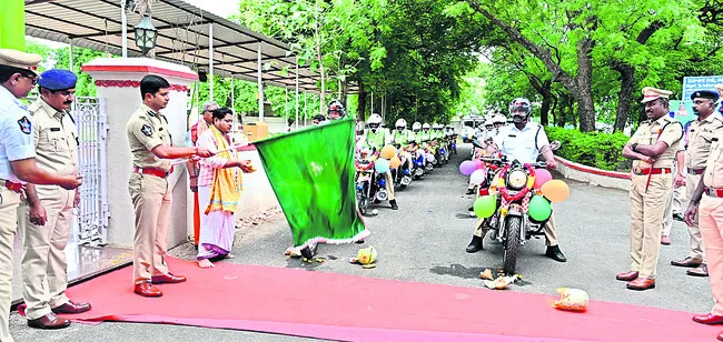 ట్రాఫిక్ పీఎస్లకు అత్యాధునిక ద్విచక్ర వాహనాలు