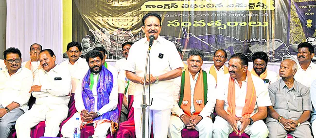 ప్రజాస్వామ్యానికి సంకెళ్లు