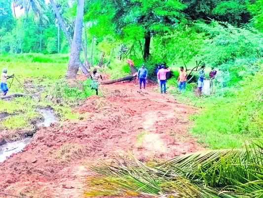 కూటమి నేతల దౌర్జన్యం