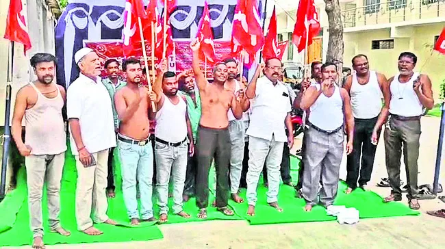 మున్సిపల్ ఇంజినీరింగ్ కార్మికుల అర్ధనగ్న ప్రదర్శన