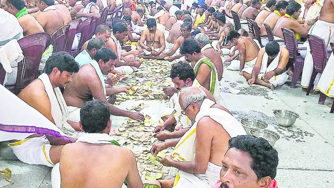 సత్యదేవునికి సిరుల వృష్టి