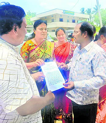 యాజమాన్యాలపై వస్త్ర వ్యాపారుల ఫిర్యాదు