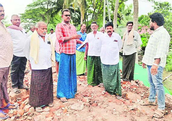 కాలువ పూడ్చి సీసీ రోడ్డు నిర్మాణానికి యత్నం