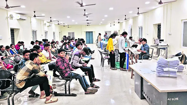 కొనసాగుతున్న పాలిసెట్ కౌన్సెలింగ్