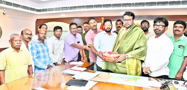 కమిషనర్ను కలిసిన కాంట్రాక్టర్లు