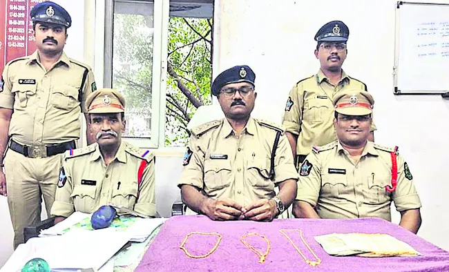 చోరీ ఘటనలో ఇద్దరు ఆర్టీసీ సిబ్బంది అరెస్ట్