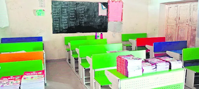 బడికి రాకుండా నిరసన