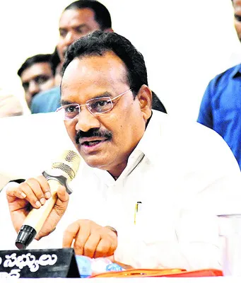 నిధులు పెండింగ్లో పెట్టొద్దు