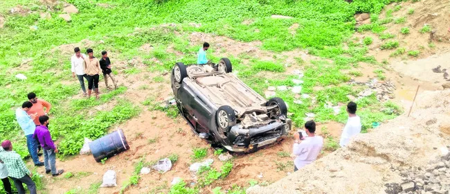 కారు బోల్తా: ఐదుగురికి గాయాలు