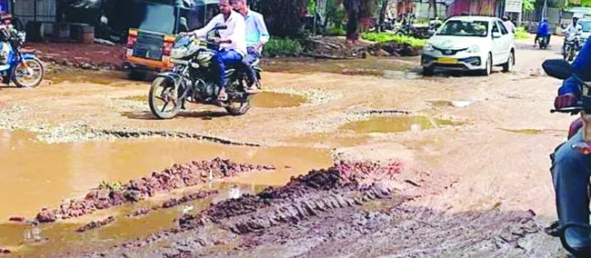 ఆ రోడ్డులో ప్రయాణం.. నరకప్రాయం