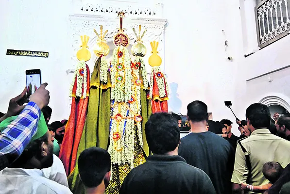 కొలువుదీరిన హజరత్ అబ్బాస్ పీర్లు