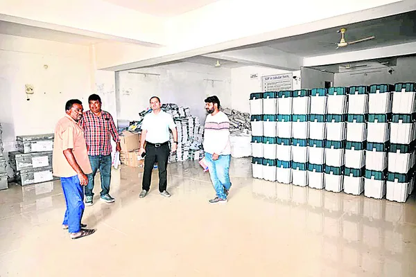 ఈవీఎం గోదాం వద్ద పటిష్ట భద్రత