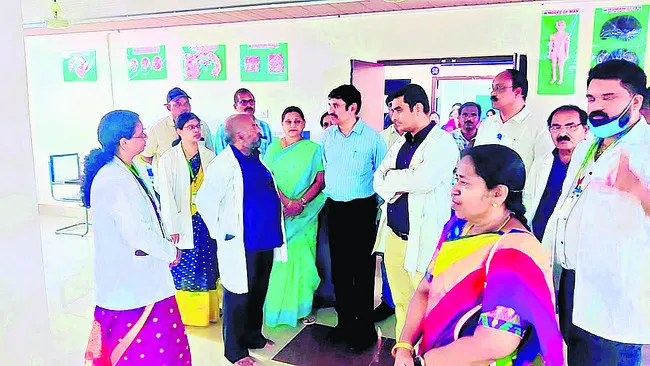 ప్రభుత్వ మెడికల్ కాలేజీలో డీఎంఈ బృందం