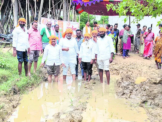రోడ్డు పనులు ప్రారంభించాలి