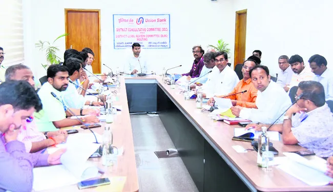 లక్ష్యం మేర రైతులకు రుణాలివ్వాలి