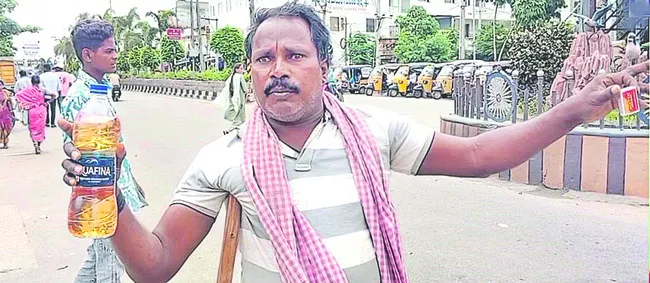ఇళ్లు కూలగొట్టి రోడ్డున పడేశారు 