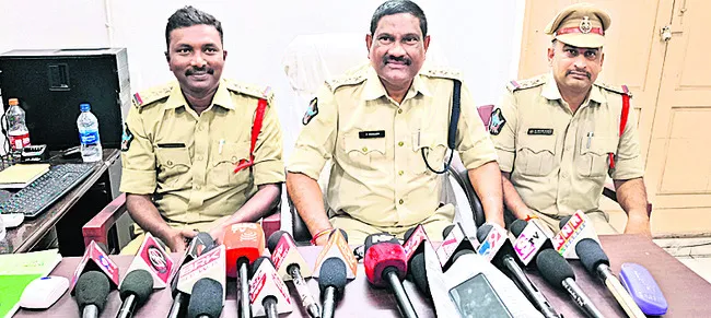 అమ్మను తిట్టాడని... కర్రతో కొట్టి చంపేశాడు!