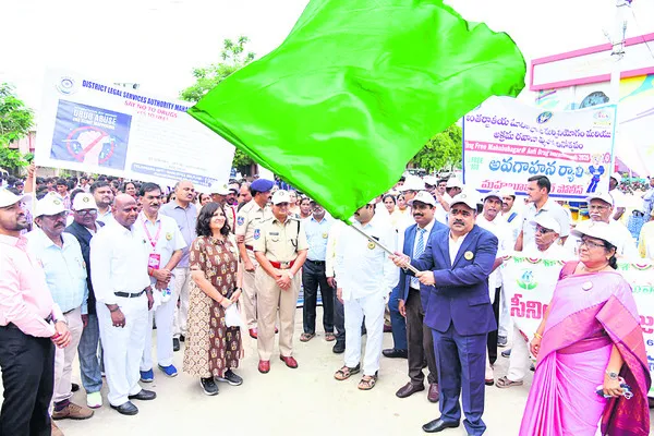 డ్రగ్స్ కట్టడికి అందరూ సహకరించాలి