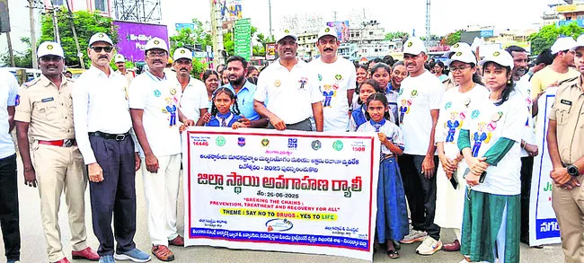 మత్తు పదార్థాలకు బానిసలు కావొద్దు