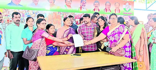 రుణమాఫీ ఫ్లెక్సీల ఏర్పాటు
