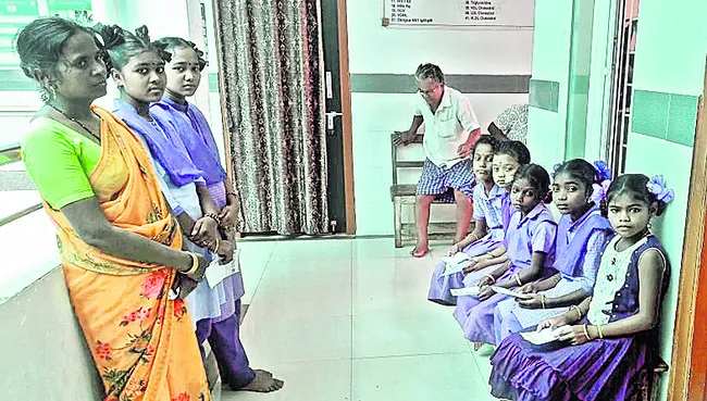 వసతి గృహ విద్యార్థినులపై కుక్క దాడి