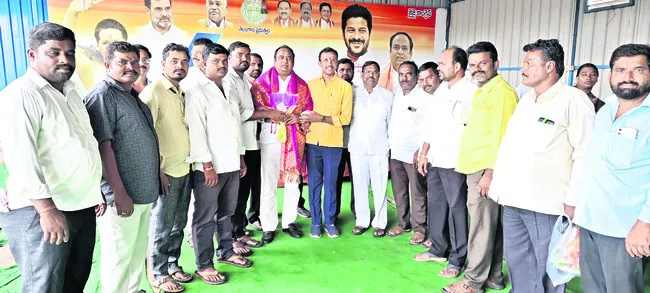 గిరిజనులకు అండగా కాంగ్రెస్‌ ప్రభుత్వం 