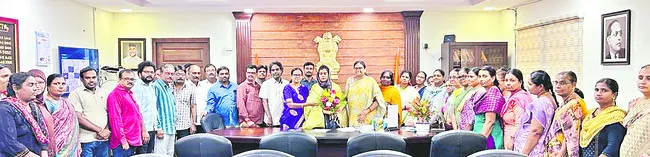 కలెక్టర్ను అభినందించిన ఎన్జీఓ నాయకులు