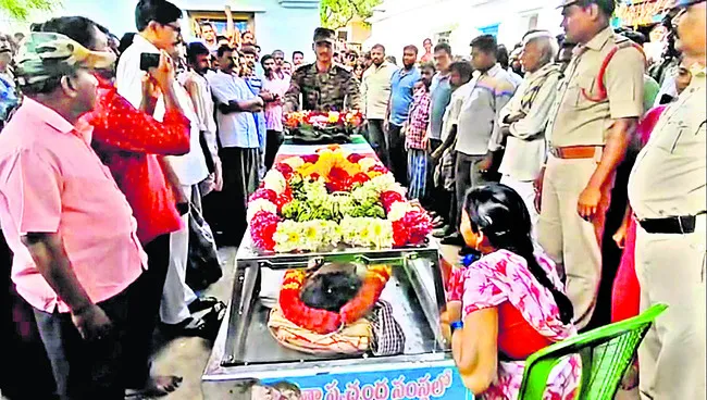 అశ్రునయనాలతో హవల్దార్కు అంత్యక్రియలు