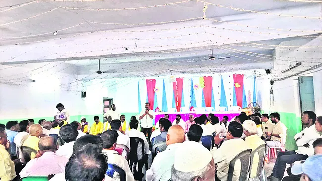 బూత్‌ కమిటీ సమావేశంలో తెలుగు తమ్ముళ్ల వాగ్వాదం