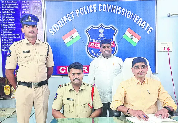 లోన్‌ ఇప్పిస్తానని డబ్బులు వసూలు 