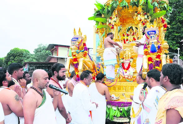 స్వర్ణరథంపై ఆదిదంపతులు