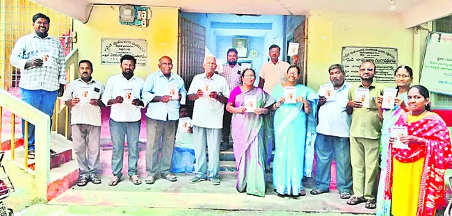 ‘దారి తప్పుతున్న కూటమి ఏడాది పాలన’ పుస్తకావిష్కరణ