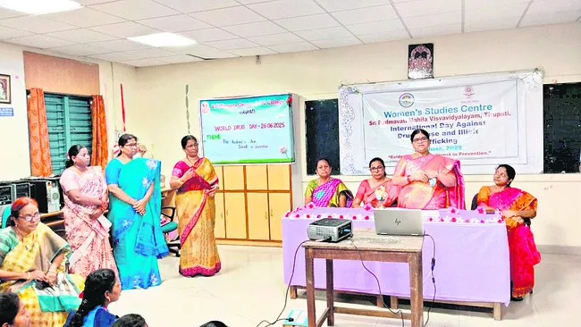 మత్తుకు యువత బానిస కావొద్దు