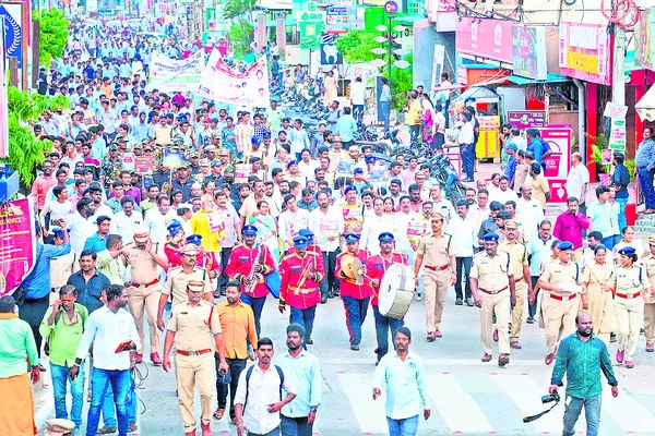 యువత సన్మార్గంలో నడవాలి