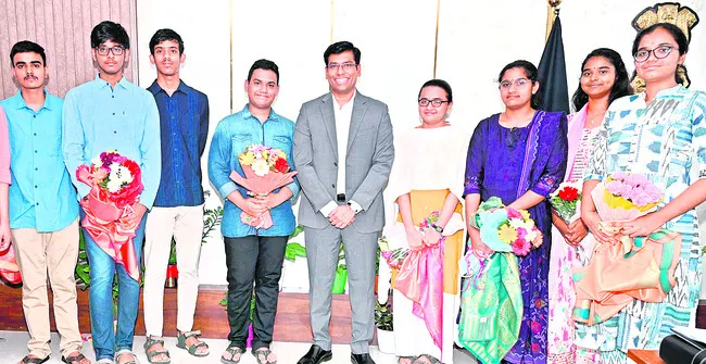జేఈఈ టాపర్లకు  కలెక్టర్‌ అభినందన 