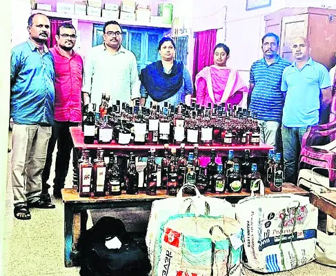 రూ.1.5 లక్షల డిఫెన్స్‌ మద్యం స్వాధీనం