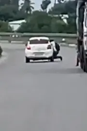 Tiruvallur SI Ananda Kumar hangs on Speeding car Video Viral3