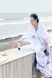 West Bengal CM Mamata Banerjee photo with monkey goes viral 7