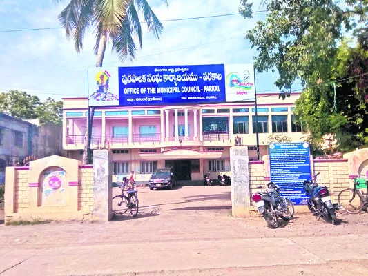 కమిషనర్తో మాజీ కౌన్సిలర్ పంచాయితీ
