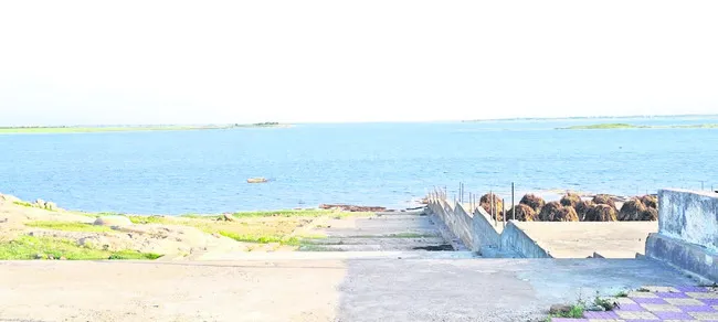 శ్రీశైలం జలాశయానికి జలకళ 
