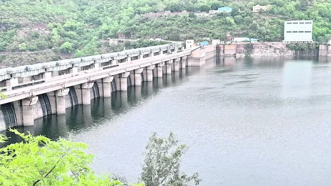 కృష్ణమ్మ పరవళ్లు