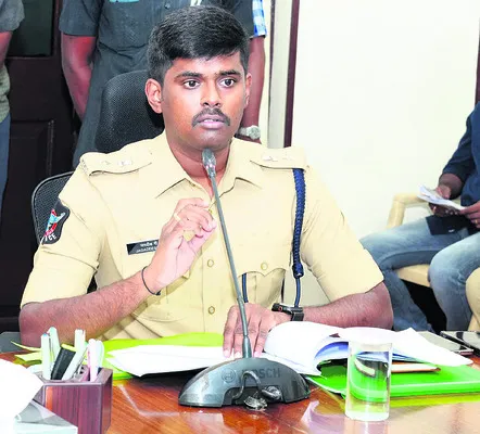 రోడ్డు ప్రమాదాలు నివారించాలి