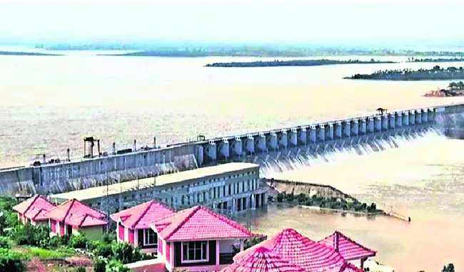 ఆల్మట్టి నుంచి కృష్ణమ్మ పరవళ్లు