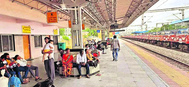 రైళ్ల రాకపోకలకు అంతరాయం