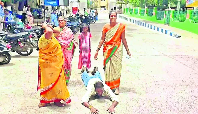 కలెక్టరేట్ ఎదుట కుటుంబ సభ్యులతో ఆత్మహత్యాయత్నం
