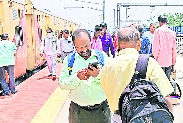 పెద్దపల్లి రైల్వే వంతెన ఘటనతో రైళ్లకు అంతరాయం