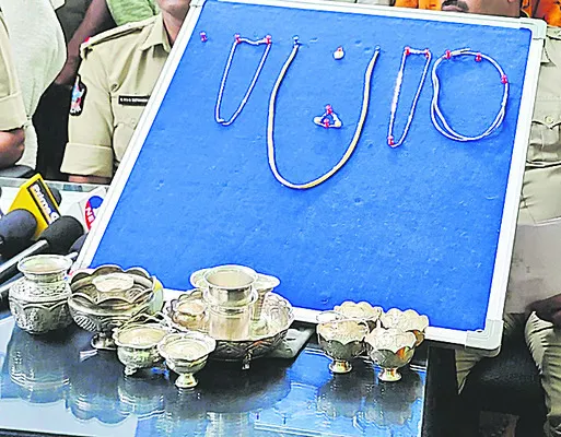 బంగారం రికవరీలో పోలీసుల చేతివాటం