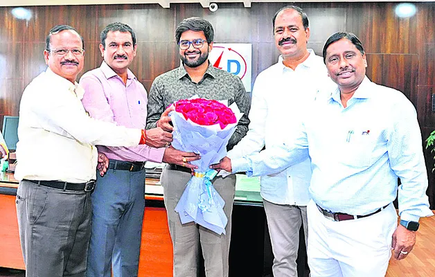 బాధ్యతలు స్వీకరించిన ఎన్పీడీసీఎల్ డైరెక్టర్లు